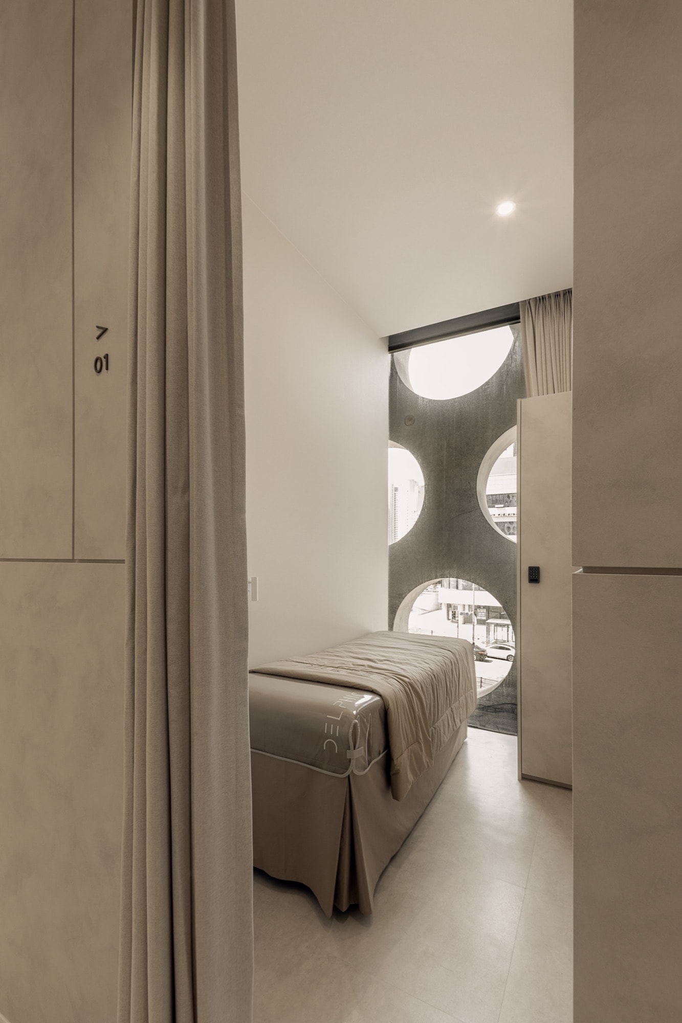 Treatment room interior at Delphic Clinic, a lifting-focused aesthetic clinic in Gangnam, Seoul