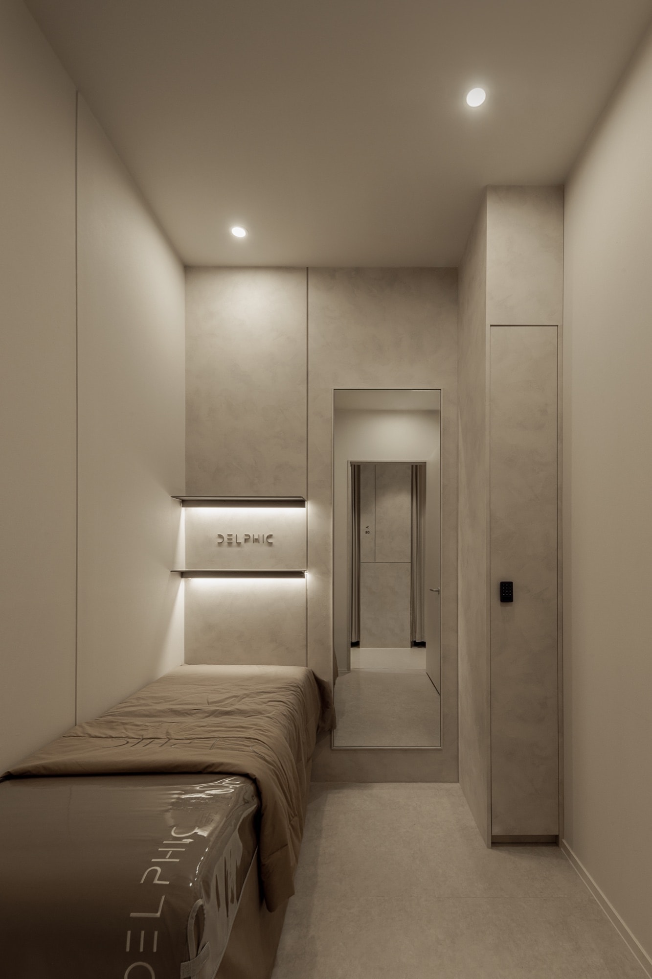Treatment room interior at Delphic Clinic, a lifting-focused aesthetic clinic in Gangnam, Seoul