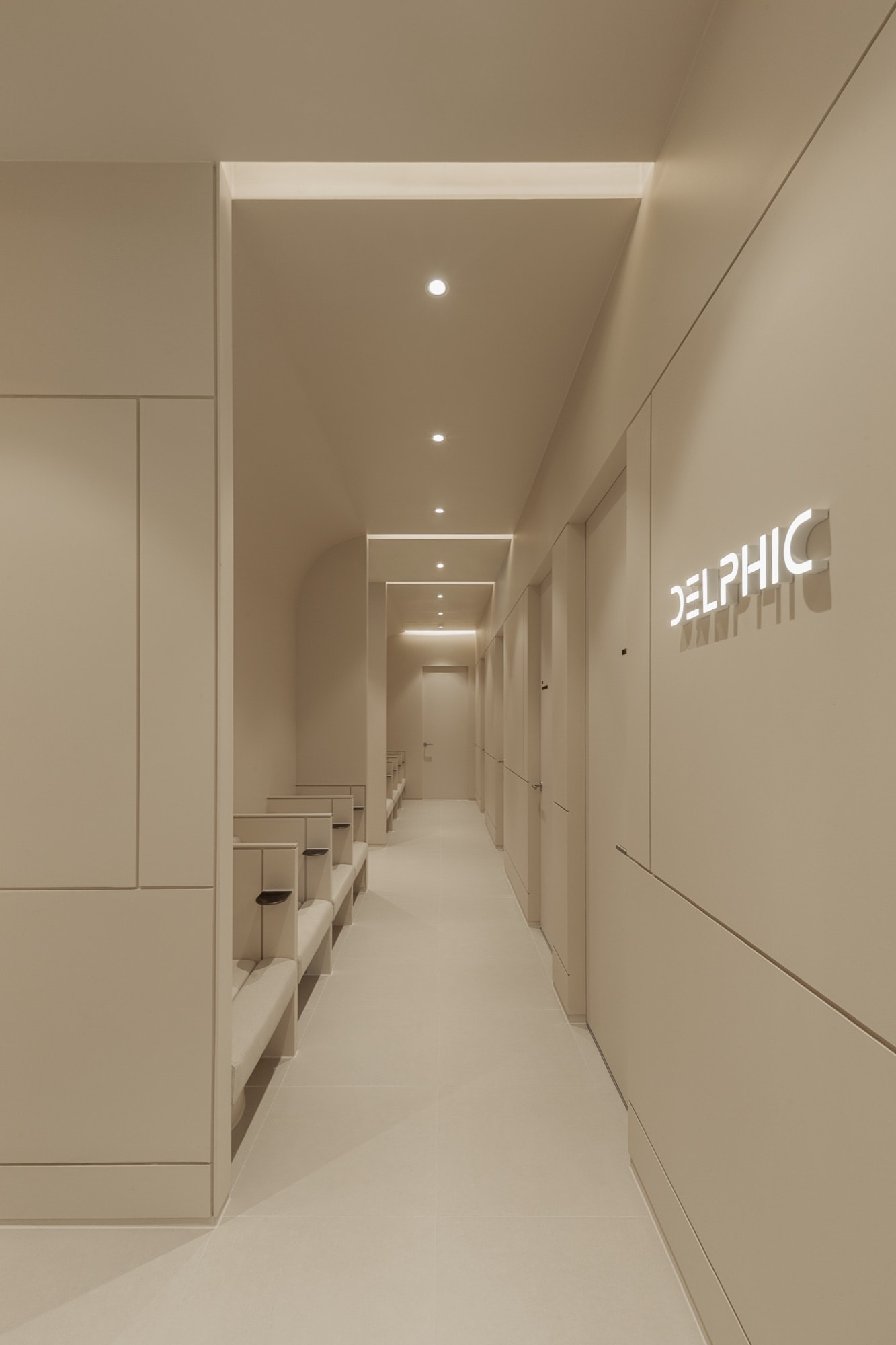 Treatment room interior at Delphic Clinic, a lifting-focused aesthetic clinic in Gangnam, Seoul
